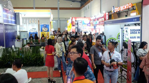 CROWD-DSCF9674
