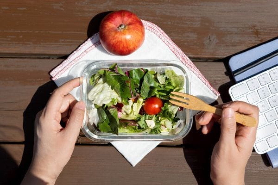 10 Ide Menu Makan Siang Outing Kantor yang Praktis & Lezat