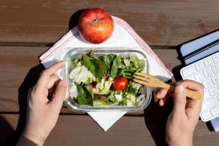 10 Ide Menu Makan Siang Outing Kantor yang Praktis & Lezat