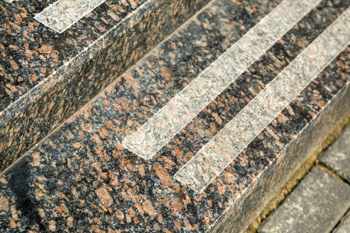 Cara Membersihkan Granit yang Kusam dengan Baking Soda