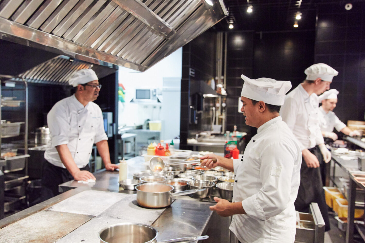 Apa Itu Kitchen Crew? Pengertian, Struktur Tim, & Tugasnya