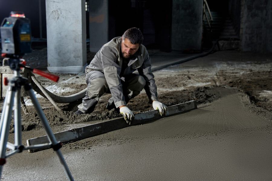 Screed Lantai: Jenis dan Caranya agar Hasil Finishing Presisi & Awet!